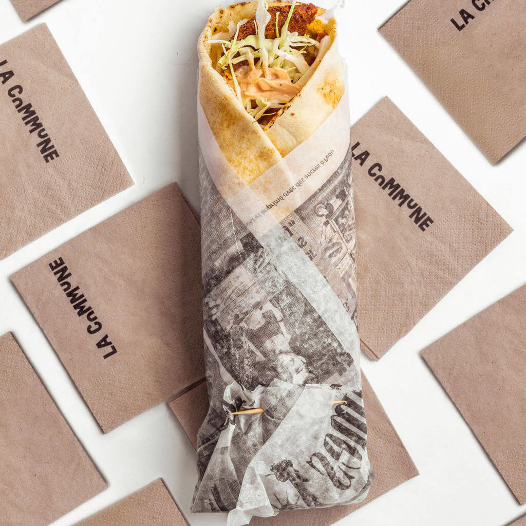 Wrap gourmand enroulé dans un papier original, accompagné de serviettes 