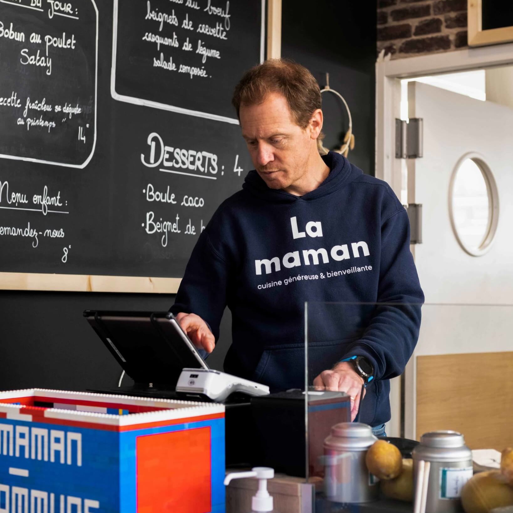 Un chef avec un pull 