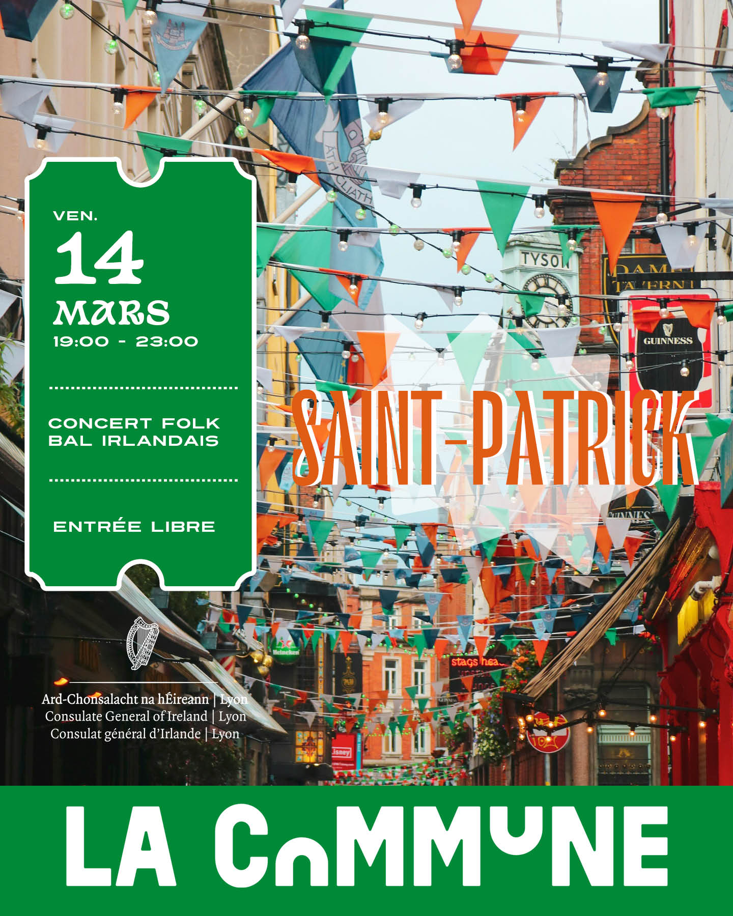 Affiche de la Saint-Patrick à La Commune avec des fanions verts, blancs et oranges décorant une rue irlandaise animée.